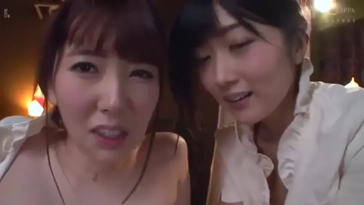 室内 · 俯身 · 脸部特写 · 困惑 · 注视 · 双人 · 荷叶边白衬衫