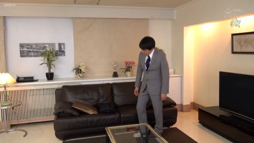 严肃 · 全身 · 站立 · 沙发 · 客厅 · 居家 · 西装 · 走动