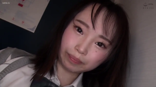 室内 · 校服 · 脸部特写 · 平静 · 注视 · 汗水 · 俯视