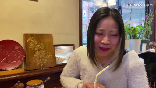 坐姿 · 微笑 · 面部特写 · 聊天 · 餐厅 · 生活化 · 饮料杯 · 白色绒毛毛衣