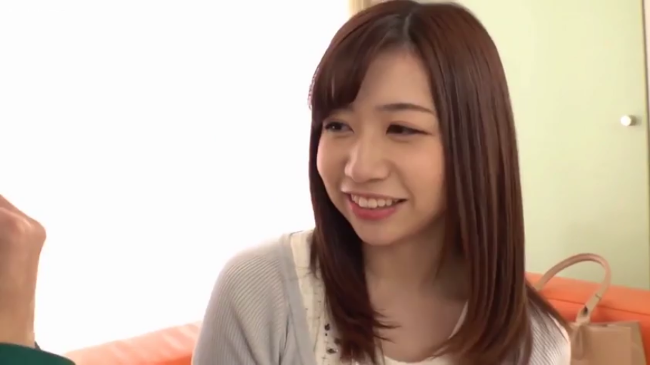 严肃 · 中景 · 站姿 · 交流 · 熟女 · 室外街道 · 皮草外套