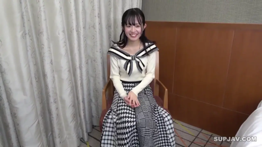 坐姿 · 中景 · 微笑 · 休闲装 · 房间 · 椅子 · 静态