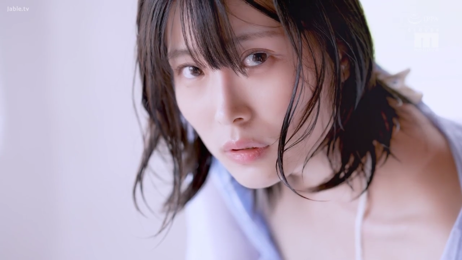 室内 · 身をかがめる · 顔部のクローズアップ · 白色衬衫 · 注視 · 濡れた髪 · 无辜迷离