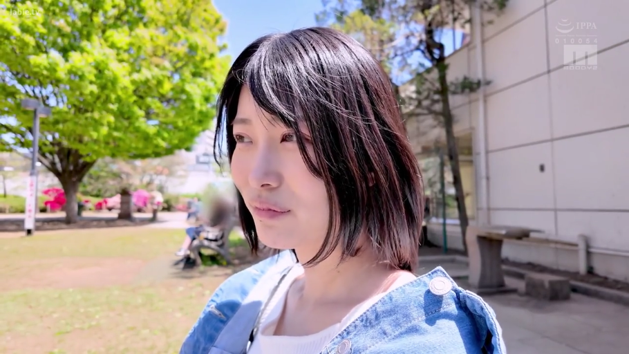 站立 · 面部特寫 · 短发 · 公园 · 側頭凝視 · 牛仔外套 · 恬静