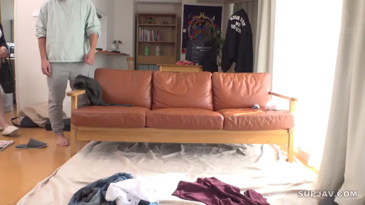 胸部 · 站立 · 巨乳 · 走廊 · 行走 · 口罩 · 白いTシャツ · 被遮挡