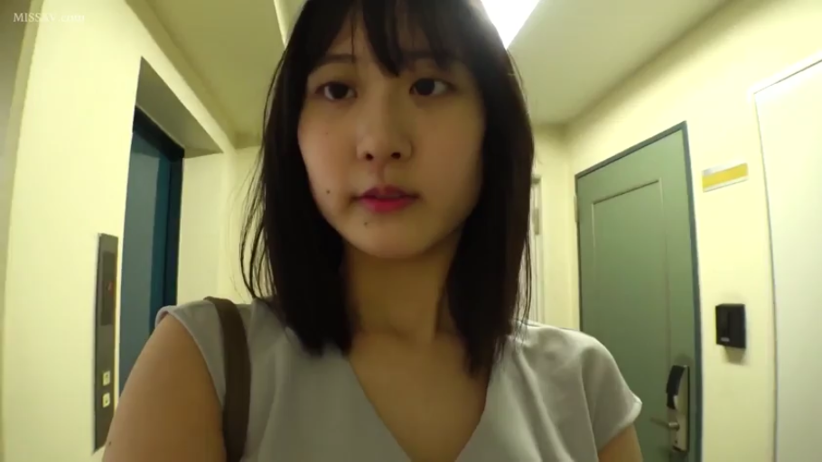 顔のクローズアップ · 注视镜头 · 素人风格 · アパートの廊下 · 正面に立って · ショルダーバッグ · 自然平静 · 浅色V领上衣