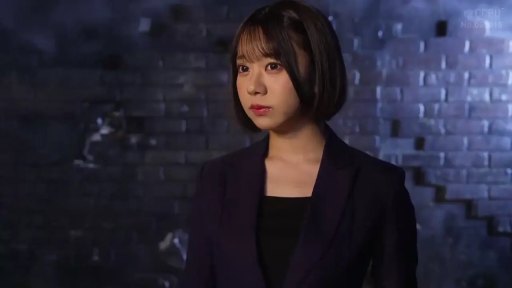 站立 · 平静 · 半身 · 凝视 · 短发 · 黑色西装 · 室内砖墙