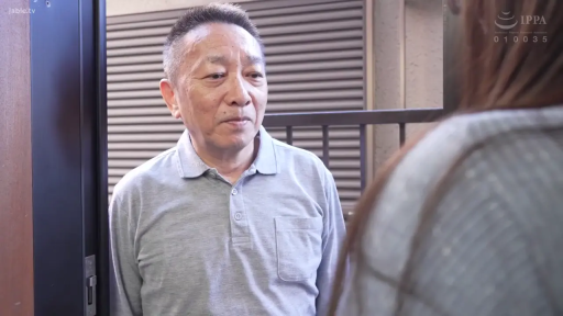 交谈 · 严肃 · 站立 · 半身特写 · 灰色POLO衫 · 门口玄关 · 中老年男性 · 背景栅栏