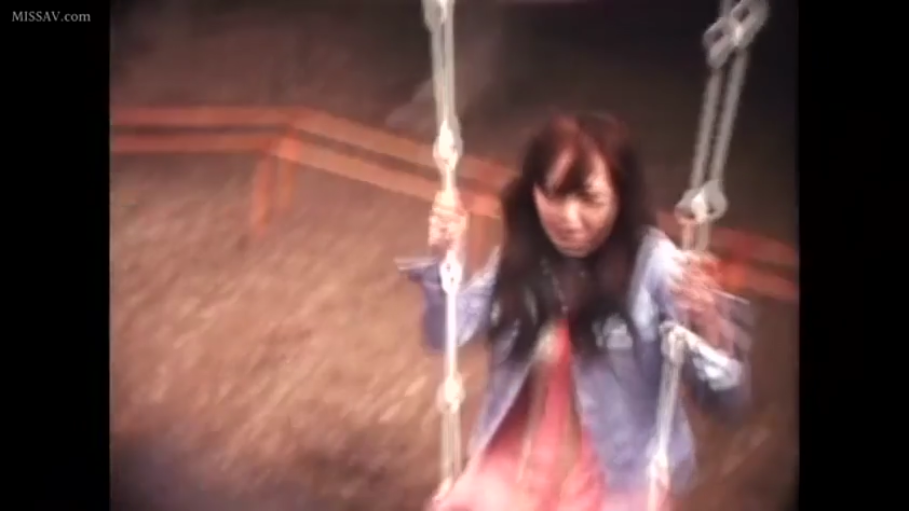 坐姿 · 全身 · 张口 · 牛仔外套 · 户外公园 · 夜晚 · 秋千 · 荡秋千