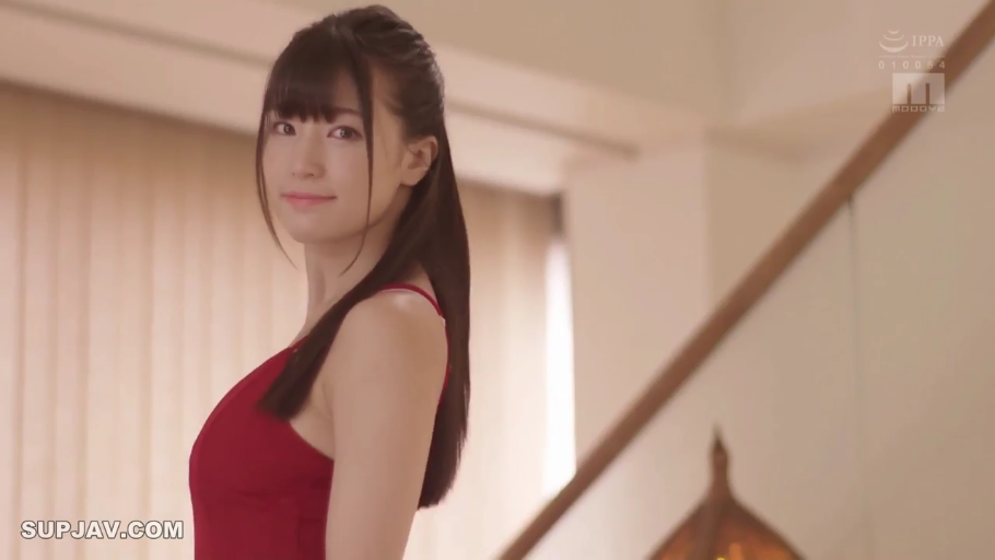 室内 · 半身 · 注视镜头 · 长发 · 红色连衣裙 · 侧身回眸 · 微带笑容