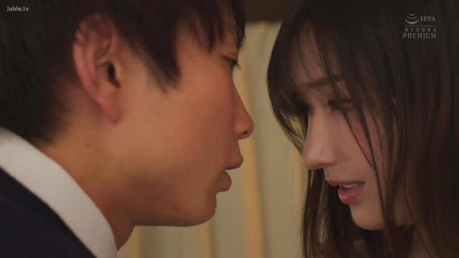 脸部特写 · 卧室 · 靠在一起 · 浅色上衣 · 温柔微笑 · 亲密互动 · 成人电影剧照