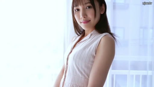 室内 · 站立 · 摆拍 · 微笑 · 上半身特写 · 长发 · 无袖条纹连衣裙