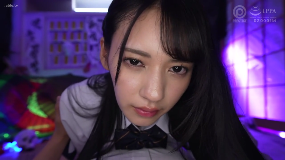 室内 · 脸部特写 · 俯卧 · 居家服 · 哭泣 · 悲伤 · 纸巾 · 情感戏
