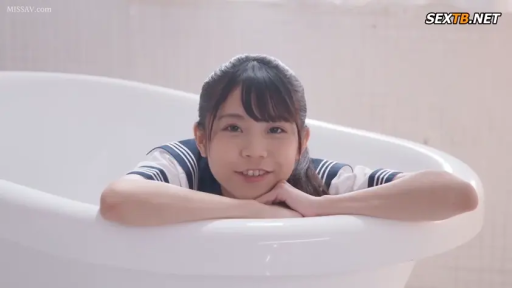 浴室 · 微笑 · 面部特写 · 水手服 · 注视镜头 · 趴在浴缸边