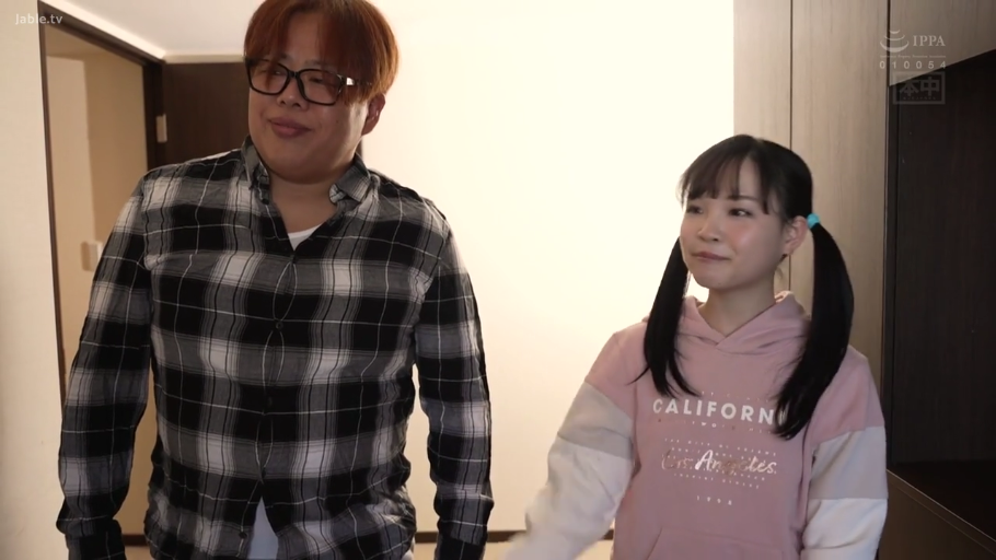 卫衣 · 室内 · 站立 · 半身