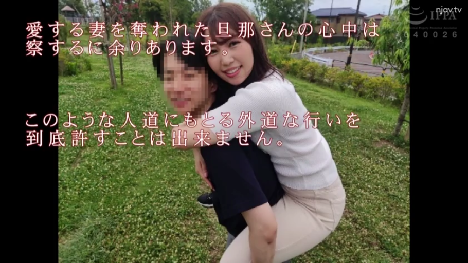 中景 · 微笑 · 户外 · 白色毛衣 · 人妻 · 背负 · 背着