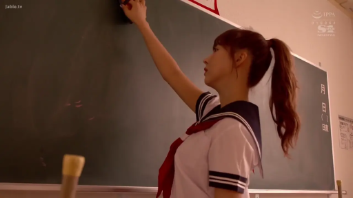 教室 · 专注 · 站立 · 水手服 · 侧脸 · 马尾 · 黑板擦 · 擦黑板