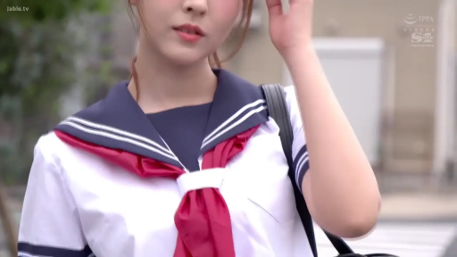 站立 · 自然 · 半身 · 户外 · 水手服 · 亚洲人 · 撩发 · 单肩包