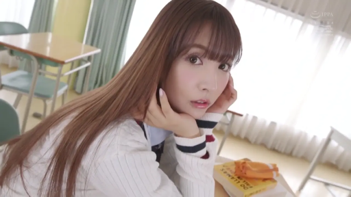 托腮 · 沉思 · 毛衣 · 教室 · 文具盒 · 侧脸 · 恬静 · 剧情剧照