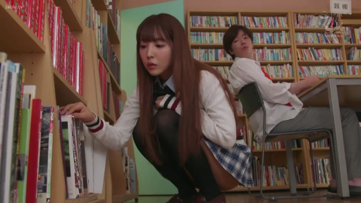 制服 · 集中 · 蹲姿 · 中景 · 露底 · 书架 · 図書館 · 取书