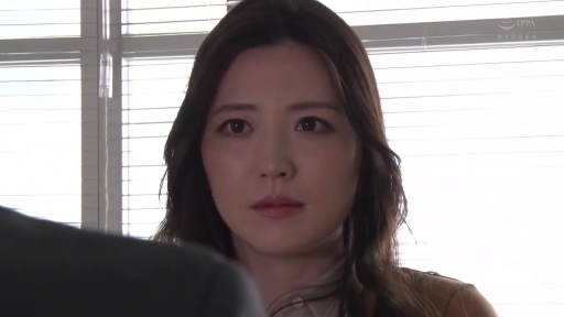 办公室 · 站立 · 面部特写 · 注视 · 百叶窗 · 忧虑 · 人像 · 棕色外套