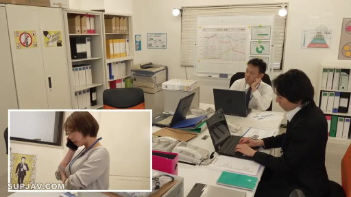 严肃 · 办公室 · 抱胸 · 半身特写 · 手机 · 打电话 · 灰色衬衫 · 职业形象