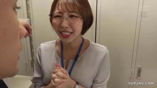 工牌 · 更衣室 · 站姿 · 面部特写 · 短发 · 祈求 · 眯眼笑 · 灰色职业衬衫