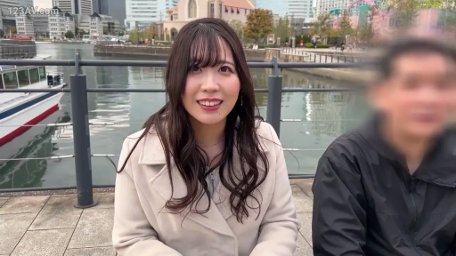 坐姿 · 交谈 · 中景 · 微笑 · 打码 · 户外 · 大衣