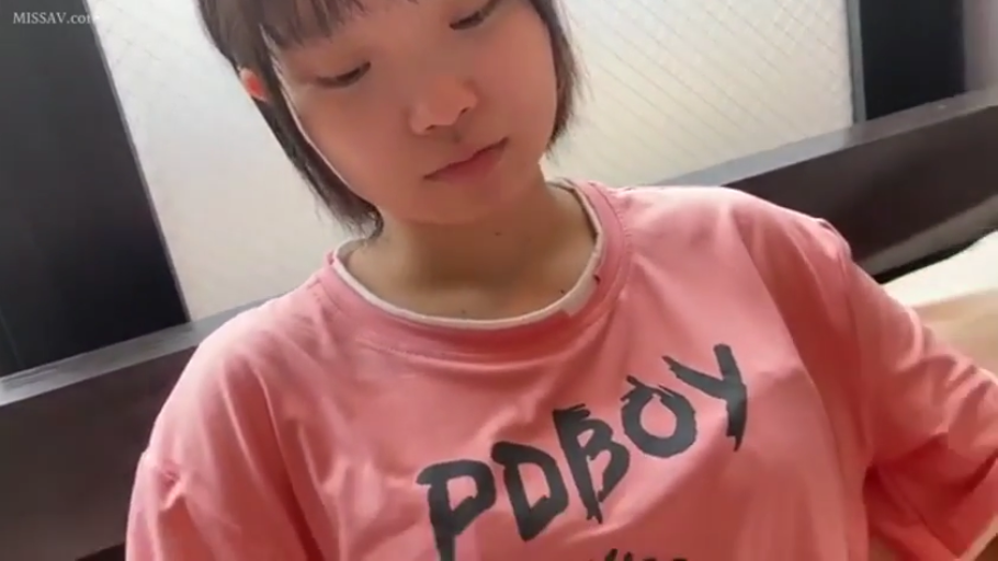 室内 · 低头 · 静坐 · 呆滞 · 粉色T恤 · 头部特写 · 齐刘海