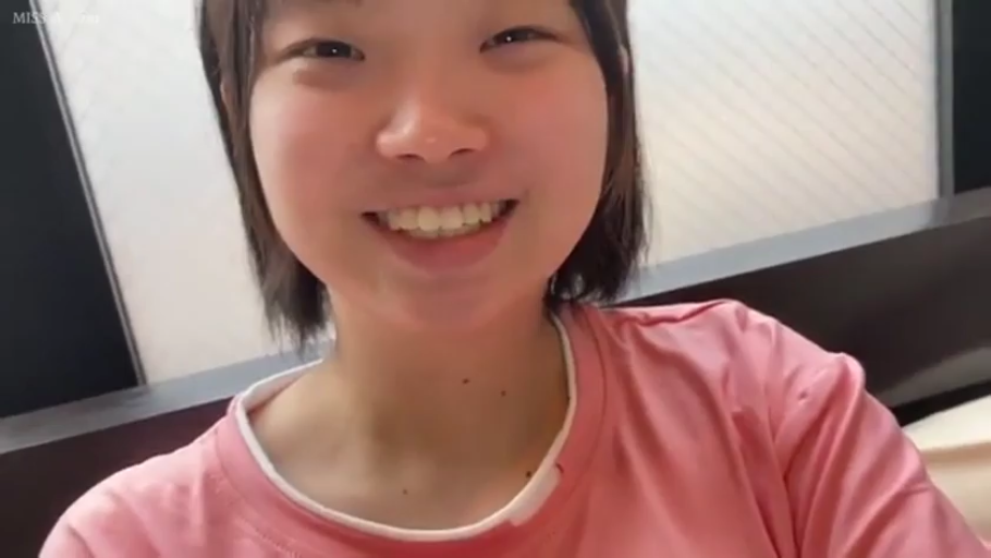 Indoor · Sitting Posture · Close-up of the face · Smile · Facing the camera · 粉色T恤 · 短发