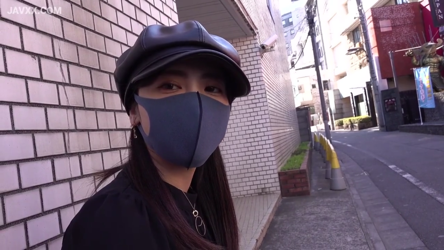 室内 · 坐姿 · 面对镜头 · 半身特写 · 笑容 · 居家自拍 · 白色长袖T恤