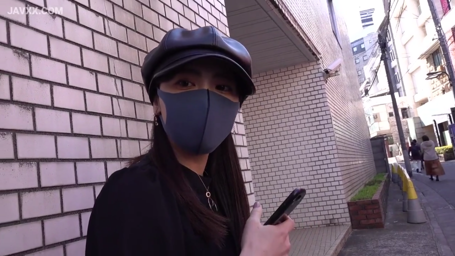 室内 · 字幕 · 微笑 · 面部特写 · 正坐 · 交流 · 碎花衬衫