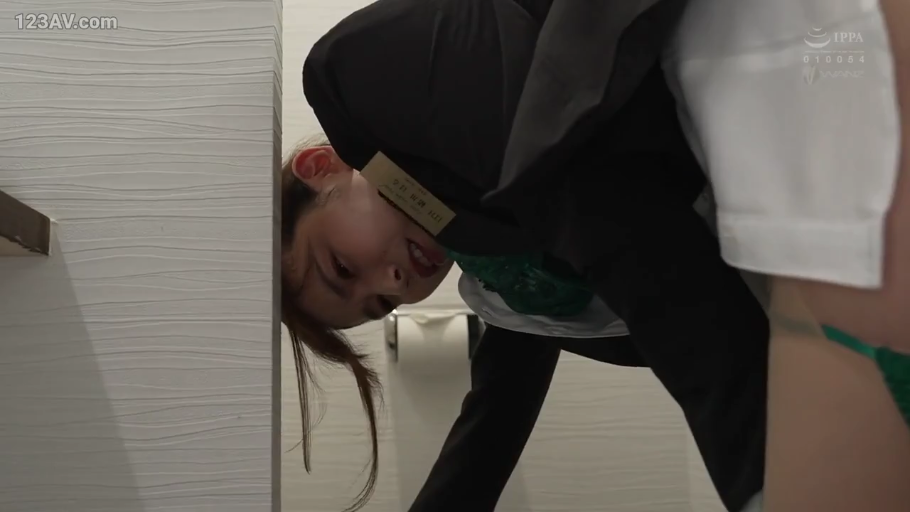 お尻 · 清洁工制服 · 顔のクローズアップ · トイレ · 痴汉系列 · 撅屁股弯腰 · 舔舐后庭 · 橡胶手套