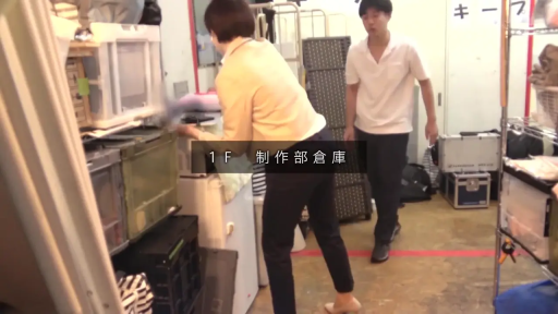 全身 · 字幕 · 平静 · 腰を曲げる · 货架 · 仓库 · 休闲服 · 整理