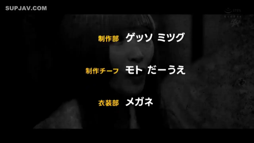 室內 · 面部特寫 · 深色上衣 · 侧头