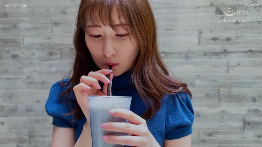 室内 · 坐姿 · 自然 · 面部特写 · 长发 · 吸管 · 喝饮料 · 蓝色高领针织衫