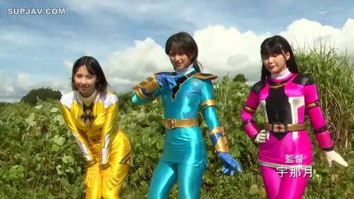 全景 · 户外草地 · 戰隊緊身衣 · 自信微笑 · 三人组 · 英雄站姿 · 合影摆拍 · 变身腰带