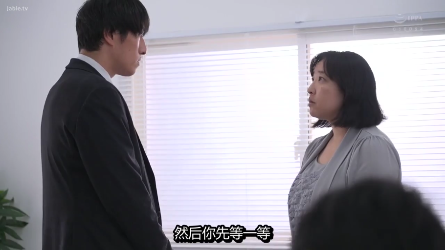 投入 · 口交 · 跪姿 · 白色背心 · 特写 · 卧室床铺 · 裸露生殖器