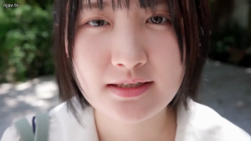 面对镜头 · 面部特写 · 白色上衣 · 注视 · 户外 · 柔和 · 清纯特写