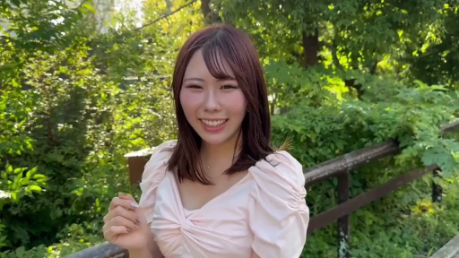 室内 · 坐姿 · 脸部特写 · 摆拍 · 微笑 · 白色镂空上衣 · 水杯 · 可爱风