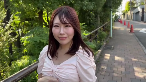 微笑 · 姐弟 · 牛仔热裤 · 牵手 · 黑色单肩包 · 室内玄关 · 全身中景 · 带人进屋