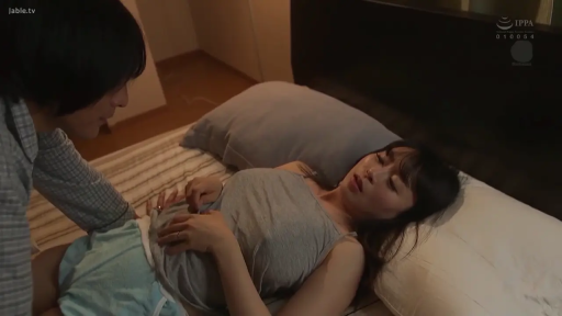 蓝色短裤 · 仰卧 · 床上 · 享受 · 中景 · 被褥 · 调情 · 日本AV