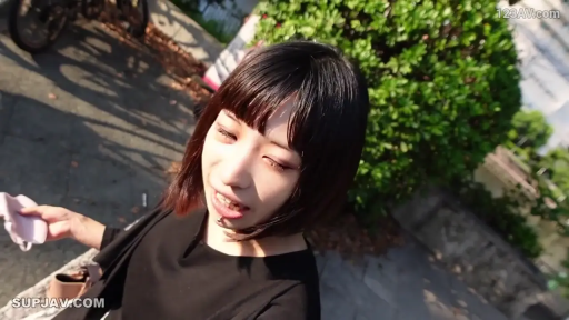 臉部特寫 · 站姿 · 微笑 · 户外 · 口罩 · 说话 · 黑色上衣 · 陽光