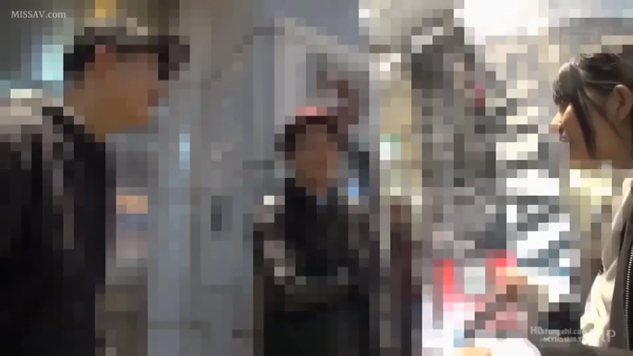 Conversation · Stand · Smile · Casual clothes · Outdoor · Microphone · 街拍