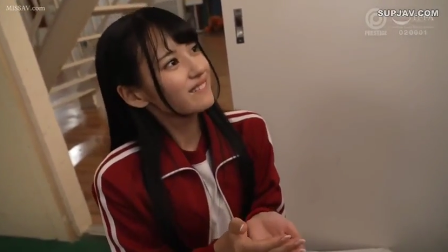 室内 · 面部特写 · 红色运动服 · 坐姿仰视