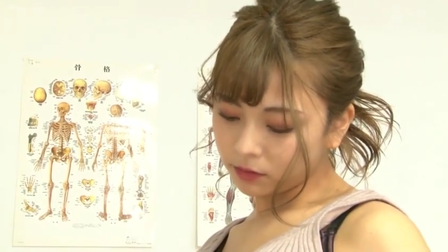 专注 · 臉部特寫 · 站立 · 吊帶衫 · 职场制服 · 诊所 · 低頭注視 · 骨骼挂图