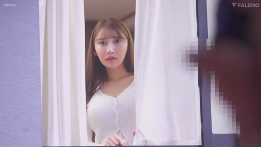 室内 · 顔部のクローズアップ · 站立 · モザイク · 白色开衫 · 窗帘 · 惊讶 · 覗き