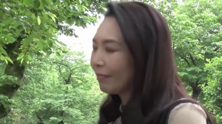 站姿 · 自然 · 面部特写 · 户外 · 休闲服 · 熟女 · 侧望