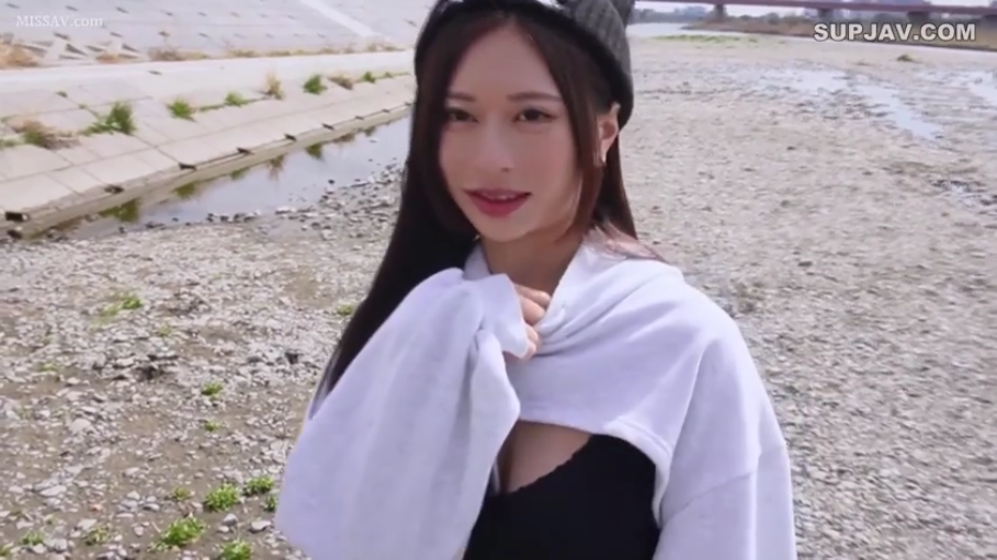 室内 · 字幕 · 枕头 · 面部特写 · 诱惑 · 对视 · 卧姿 · 黑色细肩带内衣