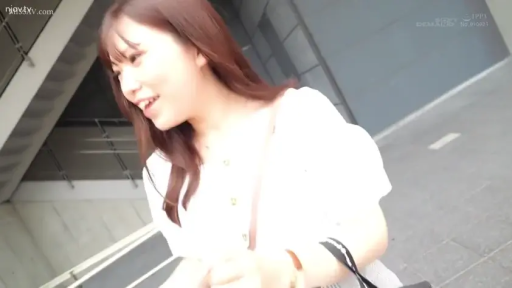 臉部特寫 · 站立 · 第一人稱視角 · 白色上衣 · 觀察 · 户外 · 疑惑 · 挎包带